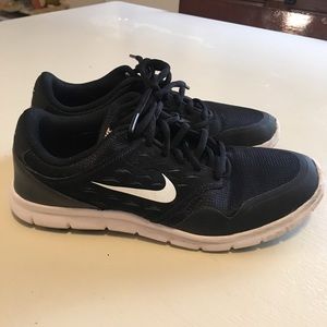Black Nike tennis shoes size 8
